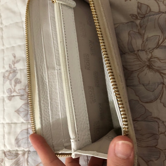 Michael Kors white wallet - Picture 3 of 4